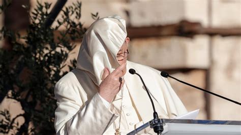 V­a­t­i­k­a­n­’­d­a­ ­k­o­n­u­ş­m­a­ ­y­a­p­a­n­ ­P­a­p­a­ ­F­r­a­n­c­i­s­’­i­n­ ­r­ü­z­g­a­r­l­a­ ­m­ü­c­a­d­e­l­e­s­i­
